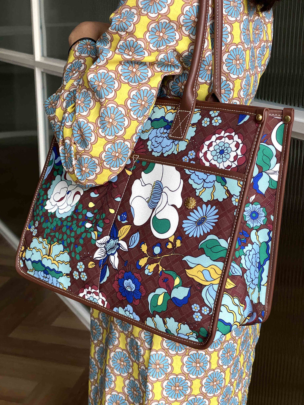 Large Farah (Leather) - Mandi Bunga Chocolate